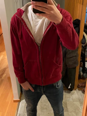 Fodrad Zip  - Riktigt fet unik tröja fodrad som gör den perfekt till vintern ❄️| Storlek S/XS | Skriv vid funderingar och skicka gärna bud!