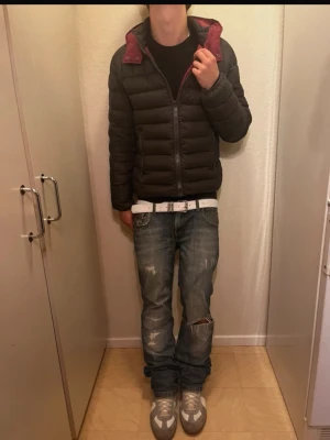 Mörkgrön Colmar Jacka - Tja! Säljer min mörkgröna Colmar jacka eftersom den sitter tigth på mig. Dragkedjan har tyvärr låstna. Passar bra på mig som är runt 180! Priset är ej huggit i sten, Skriv om intresse och flyt på med prisförslag🙌👀