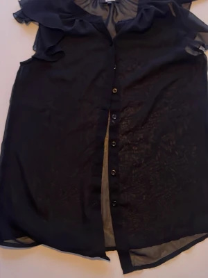 Blus i chiffong - Tuff transparent blus från bikbok 