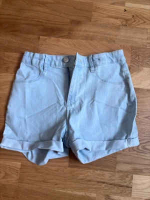 Jeans shorts - Ljusblåa jeansshorts från h&m i storlek 170. Midwaist! Fint skick