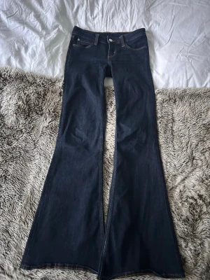 Bootcut mörkblå jeans med låg midja - Snygga mörkblå bootcut jeans från Weekday💕