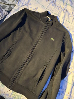 Lacoste Sport Zip Krage i S - Storlek S Lite urtvättad därav pris bra skick annars 