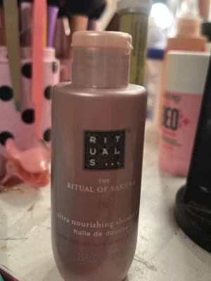 Shower oil - Fick den av mamma den är inte alls använd bara luktat det är rituals jag har inte använt den alls jag använder inte sånt fast fick av mamma priset kan diskuteras!💕💕