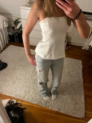 Vit figursydd tubtopp  - Säljer en så snygg festtopp från Zara. Den är vit, figursydd och är i nått form av sidenmaterial. Den är näst in till oanvänd och går inte att köpa längre 🩷 Pris kan diskuteras 