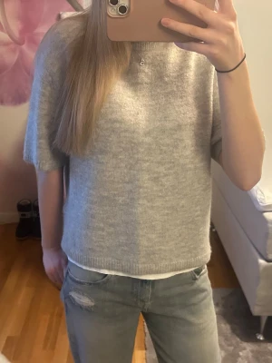 Grå stickad tshirt  - Snygg o skön stickad tröja från Gina Tricot. Använd några gånger men bra skick. Säljer för jag har många liknande o använder inte. Skriv för fler bilder 