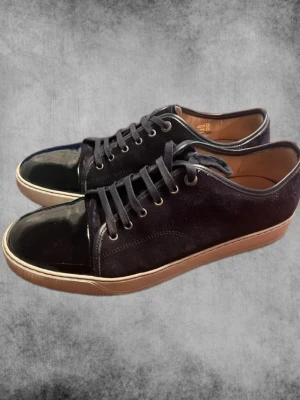 Lanvin cap toe intressekoll  - Hej! Om det är någon som är intresserad är det bara att skriva till mig för att dessa är påväg och mycket mer,kan fixa pris  ❗️Pris kan diskuteras❗️      ‼️OBS‼️Mycket skor påväg var redo| Skick 9/10| Nypris=5000| Vårat= Vi får se| Mvh Deluxe Fa$hion!