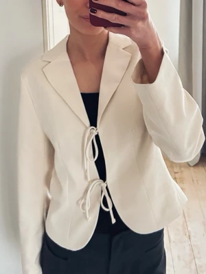 Beige kavaj med snörning - Snygg beige kavaj med två snörningar framtill, den är köpt på hm för 3 veckor sedan och använd 1 gång på julafton. Storlek Xs passar även S. 🩷