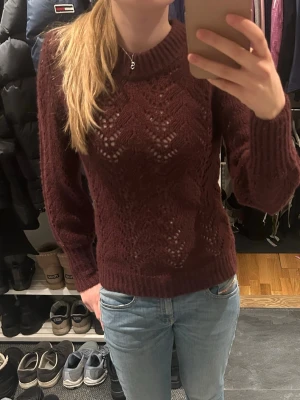 Vinröd stickad tröja  - Jättesnygg vinröd stickad tröja med hål i. Användt den typ 3 ggr men köpt secondhand från ett märke som heter Kaffe. Lite sticksig men inget man tänker på. Skriv för fler bilder 💓