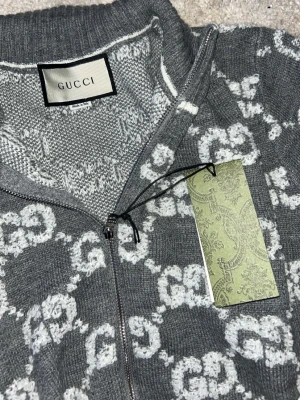 Grå kofta med GG-mönster från Gucci - Riktigt fet Gucci tröja, helt oanvänd, alla detaljer är perfekta. Tagsen finns kvar. Pris kan diskuteras vid snabb affär