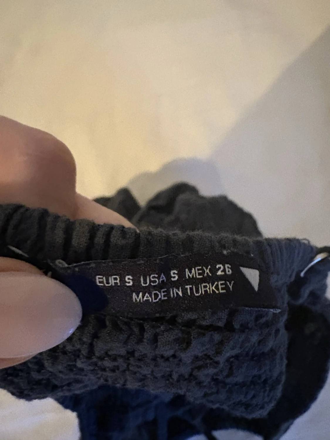 Mörkgrå smockad linnetopp med volang - 3