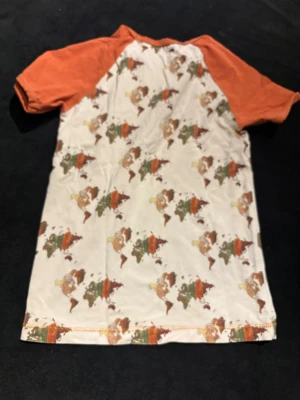 Vit t-shirt med världskarta och orange ärmar - Unik t-shirt med coolt världskarta-mönster i jordnära färger på vit botten och kontrasterande orange raglanärmar. Rund halsringning med orange kant. Perfekt för dig som gillar detaljer och vill sticka ut lite extra.