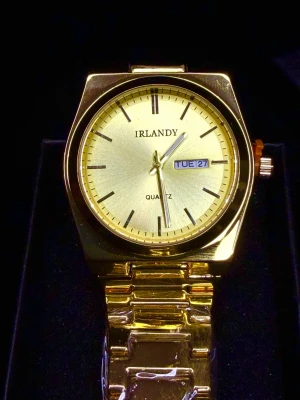 Irlandy Dublin GoldenSubmarine - Stainless Steel *Helt ny* - Dublin Golden Submarine i rostfritt stål, helt ny och oanvänd. Elegant herrklocka med guldfärgad boett och länk som ger en klassisk och lyxig look. Passar perfekt till både vardag och fest, och är ett starkt statement för dig som gillar stilrena men iögonfallande detaljer.