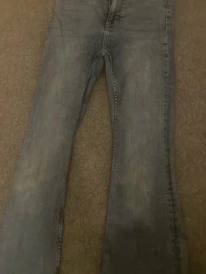 Lager 157 flared jeans blå - Säljer ett par ”flared jeans” knappt använda och jätteskönt material. Säljer för dom kommer inte till använding.. Materialet är slitstarkt denim och passformen är loose med breda ben. Sitter perfekt på mig som är 159/160