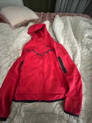 Nike tech  - Säljer den för att jag tar inte på mig sånt längre!💞 den är äkta och är jätteskön den passar jätte bra priset kan diskuteras självklart!💕 