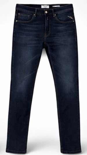 Replay Anbass mörkblå jeans - Snygga mörkblå Replay Anbass jeans med klassisk femficksdesign och smal passform. Jeansen har subtila slitningar och kontrastsömmar som ger en cool look. Tillverkade i stretchigt denim för extra komfort och rörelsefrihet.