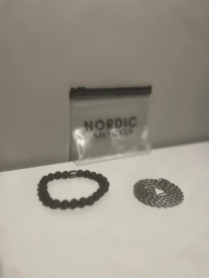 Kordell halsband och pärlarmband - Säljer ett as snyggt cordell halsband från Nordic Smycken i silver. Nypris halsband - 299kr. Tänker halsbandet 119kr, halsband och armband - 149kr. Hör av er för mer information osv! (Dåliga bilder pga trasig kamera). Skriv för fler bilder!!! Mvh, Elton