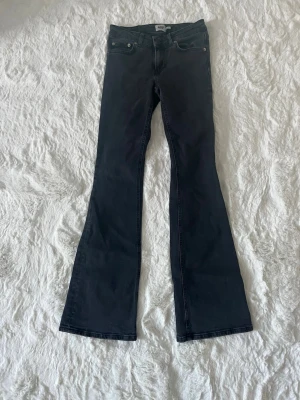 Bootcut svarta jeans från 157 - Svarta jeans med bootcut passform från lager 157. Modellen är low boot❣️