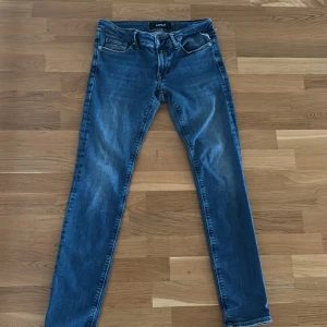 W28 L30 Replay  - Snygga blå jeans från Replay.