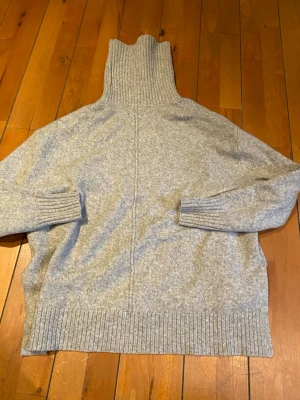 Stickad tröja  - Fin stickad tröja med krage och slits i midjan, väldigt snygg och varm 