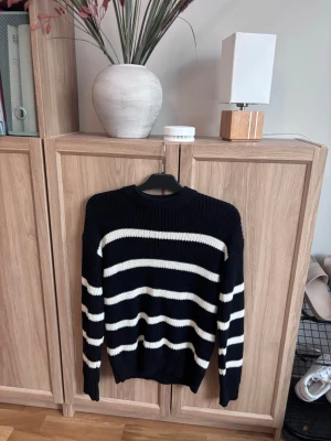 Randig stickad tröja från 157 - Jätte fin randig stickad tröja i storlek 150 från lager 157, passar nog XS oxå! Inte använd mycket💞