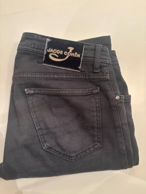 Jacob Cohen Jeans  - Snygga grå jeans från Jacob Cohën, modell 688. Skick är 7/10 täcken på användning finns men fortfarande mycket kvar att ge. 