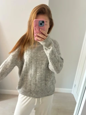 Grå stickad tröja  - Grå stickad tröja från hm i bra skick. Den är något nopprig men annars i bra skick. 