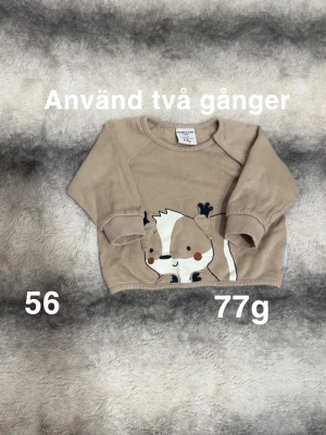 Beige tröja med ekorrtryck Polarn o pyret - Supersöt beige tröja från Polarn o pyret med ett gulligt ekorrtryck framtill. Tröjan har långa ärmar och mjuka muddar vid ärmslut och hals. Perfekt för mysiga dagar och enkel att matcha med andra plagg.🌸 Använd två gånger. Tunnare tjocktröja. Storlek 56