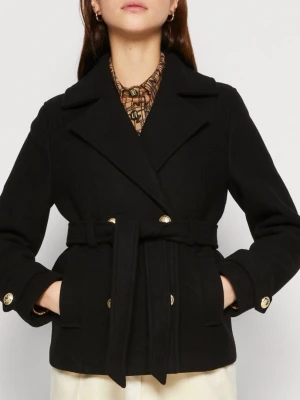 Svart kappa med pärlknappar och bälte - Säljer en svart kappa med bred krage, markerad midja och snyggt bälte o guld knappar. Jackan har stora guldiga  knappar och är tillverkad i ett mjukt material som känns lyxigt. Perfekt för dig som vill ha en stilren och trendig look.