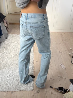 zara jeans - Zara jeans med low waist och straight leg. Passar 36-38. Tryck på köp nu 💓