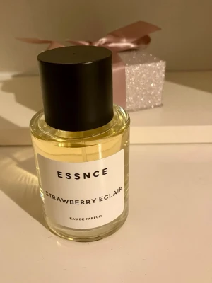 Essnce Strawberry Eclair  - Strawberry Eclair ESSNCE. 