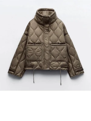 Quiltad jacka från Zara!! - Säljer denna supersnygga vårjackan från Zara som är slutsåld!! Använd men hel och fin! Strl xs