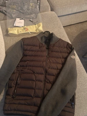 Moncler Cardigan - Storlek M, Iprincip nyskick. OG saker ingår. Hängt i garderoben 1-2 år. Säljes då den ej använda tillräckligt. Inga defekter vad jag sätt. Super fint skick