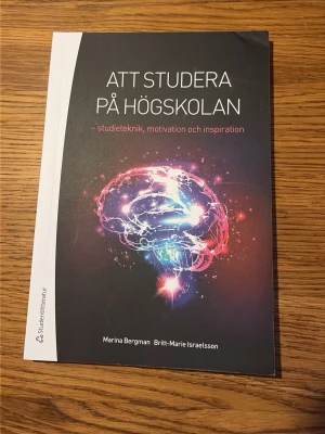 Att studera på högskolan – studieteknik, motivation och inspiration - Perfekt bok för dig som vill lyckas med studierna på högskolan! Få tips om studieteknik, motivation och hur du skapar bra vanor. Praktiska övningar och svar på vanliga frågor gör den till ett måste för nya studenter och gymnasieelever som vill förbereda sig för högre studier.