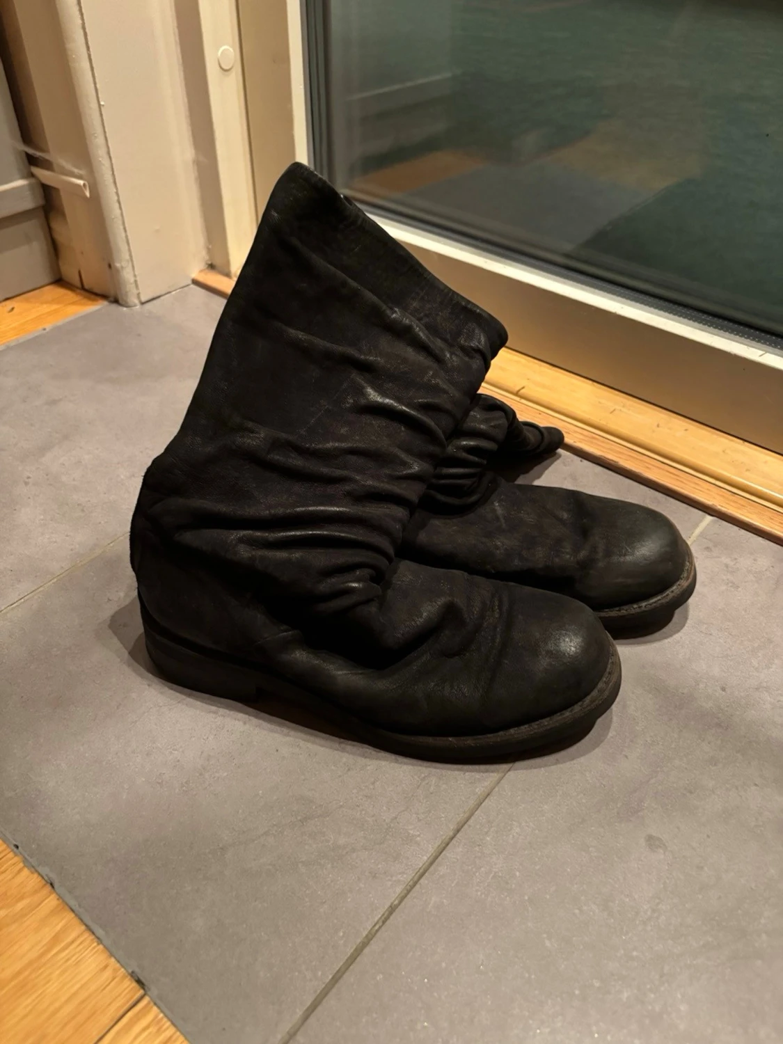 Svarta boots i skinn med rund tå från The Last Conspiracy