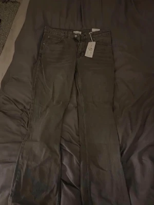 Gråa flare jeans  - Snygga nya flare jeans
