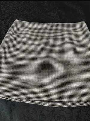 H&M kort kjol st.38 - Kjol i bra skick, 38, 96% polyester, 4% viskos 