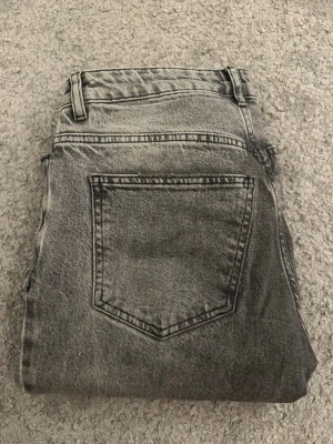 Grå jeans från g perfect jeans, storlek 36 - Säljer ett par grå jeans från g perfect jeans i storlek 36. De har klassisk femficksdesign, bälteshällor och dragkedja med knapp. Jeansen har en tvättad look och raka ben för en chill vibe.