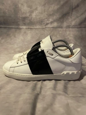 Valentino open - Här säljer jag ett par valentino opens med glansig svart färg. Storlek 42- Skick 9/10. Ovanlig färg och sjukt bra skick. Dustbag och skorna tillkommer!