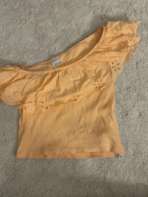 One shoulder zara topp - Super fin, passar perfekt till sommaren!! Är mer aprikos färgad i verkligheten skulle ja säga! Sitter som en xs/s men är i strl 13-14 år(164cm)
