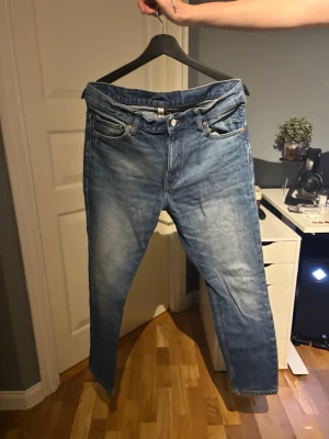 WEEKDAY-jeans, SUNDAY - Snygga blåa jeans från WEEKDAY i modellen SUNDAY. De är åt det smala hållet men inte skinny.