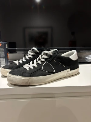 Philippe Model skor - Snygga svarta sneakers från Philippe Model med vita detaljer i väldigt bra skick, använda väldigt lite men ser inte splitternya ut. Hör gärna av er vid frågor!
