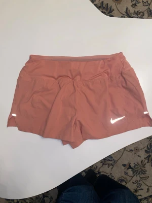 Rosa träningsshorts från Nike - Rosa träningsshorts från Nike. Använda ett fåtal gånger. Korta i modellen.