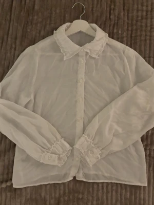 Blus med fransar - En fin och unik blus med fransar jag köpte i Japan för ett par år sedan! Sparsamt använd men tyvärr finns det en liten fläck på ena armen. 