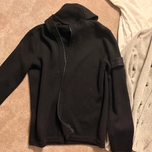 Stone Island kofta - **Hjälper en vän** 7.500 nypris, hans pris 1850, vid snabb affär ingår en Stone Island T shirt!