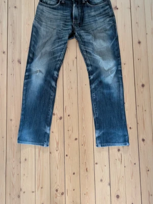 Ovanliga Edwin Raw Denim "Wildfire" gjorda i Japan av Japansk denim. - Raw Denim inte selvedge men fadear ändå som ni kan se. Storlek 29/32 och passar TTS. Modellen 503 som är en straight modell. 