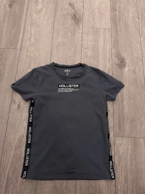 Blå hollister T-shirt  - Tja den är i mycket bra skick från hollister i storlek xs