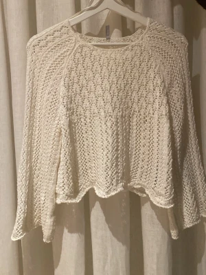 Stickad spetströja - Superfin stickad tröja från ONLY. Använd ytters få gånger och därmed i väldigt fint skick. Säljer då den tyvärr inte kommer till användning.🥰🥺