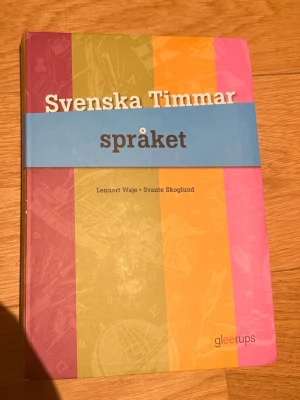 Svenska Timmar språket - En populär och uppdaterad lärobok i svenska för gymnasiet. Perfekt för dig som vill utveckla ditt språk, med tydliga avsnitt, många övningar och en personlig touch. Passar särskilt bra för högskoleförberedande program.