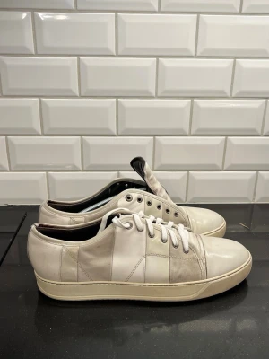 Lanvins  - Säljer dessa feta lanvins. Som ni förmodligen ser så har jag endast skosnören till ena skon vet inte varför säljaren gav med endast ett snöre men det borde gå att köpa från typ Temu eller något… storlek 46 skick 7/10