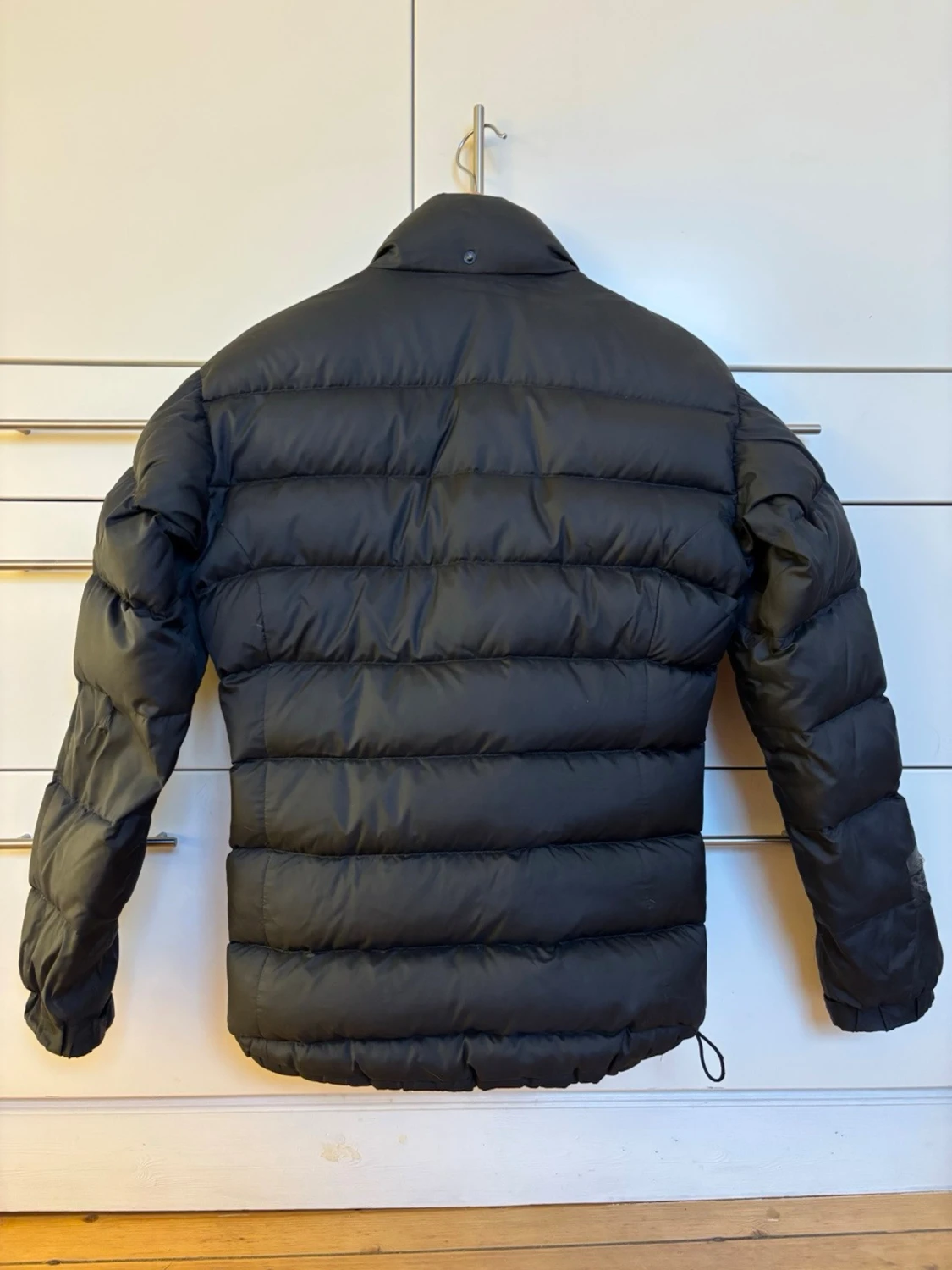 Svart dunjacka i puffermodell från Mountain Equipment, storlek UK 8/XS - 1